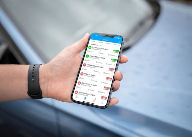 Mobile app displaying a live GPS vehicle tracking map